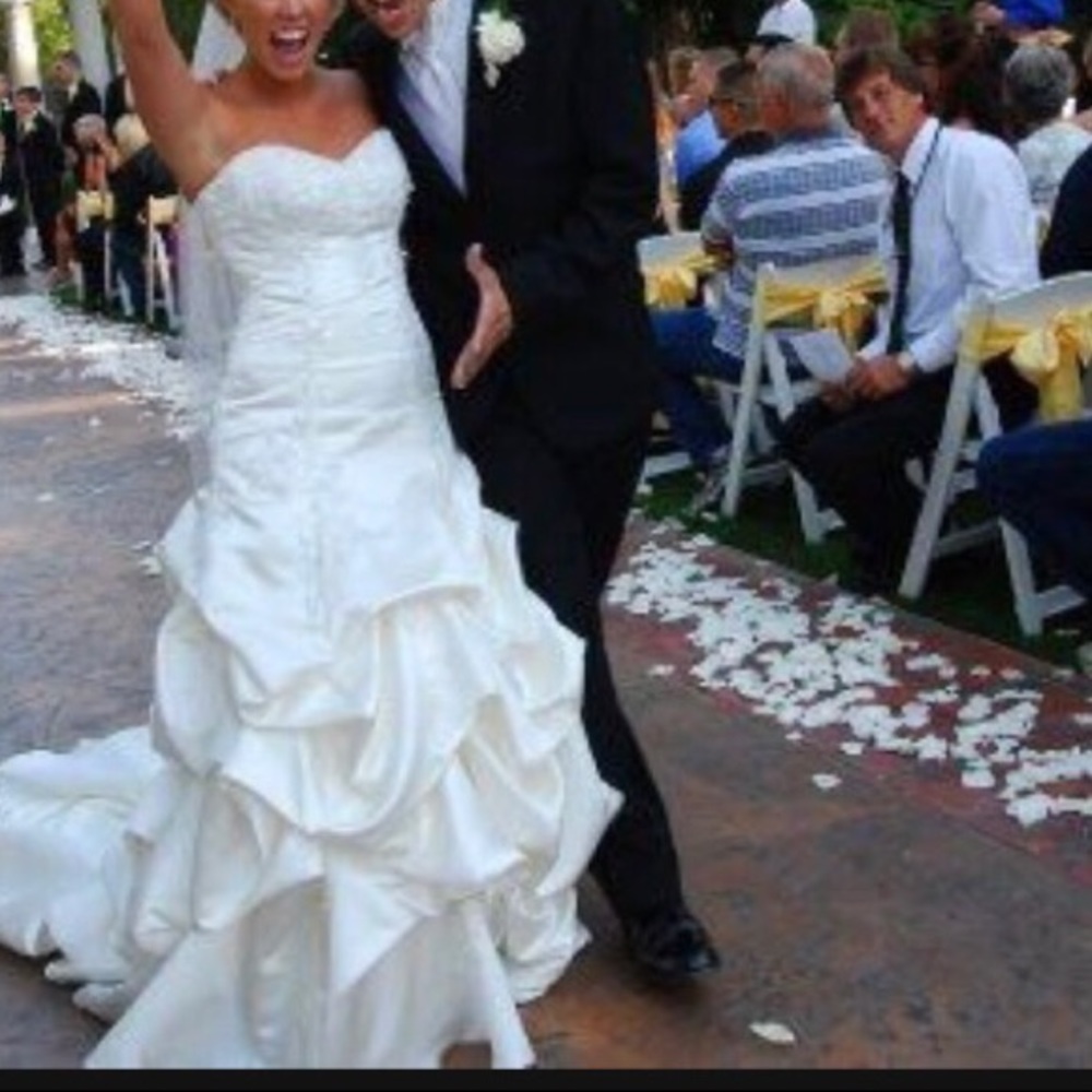 Beautiful Maggie Sorento wedding dress. Wore once size 6.